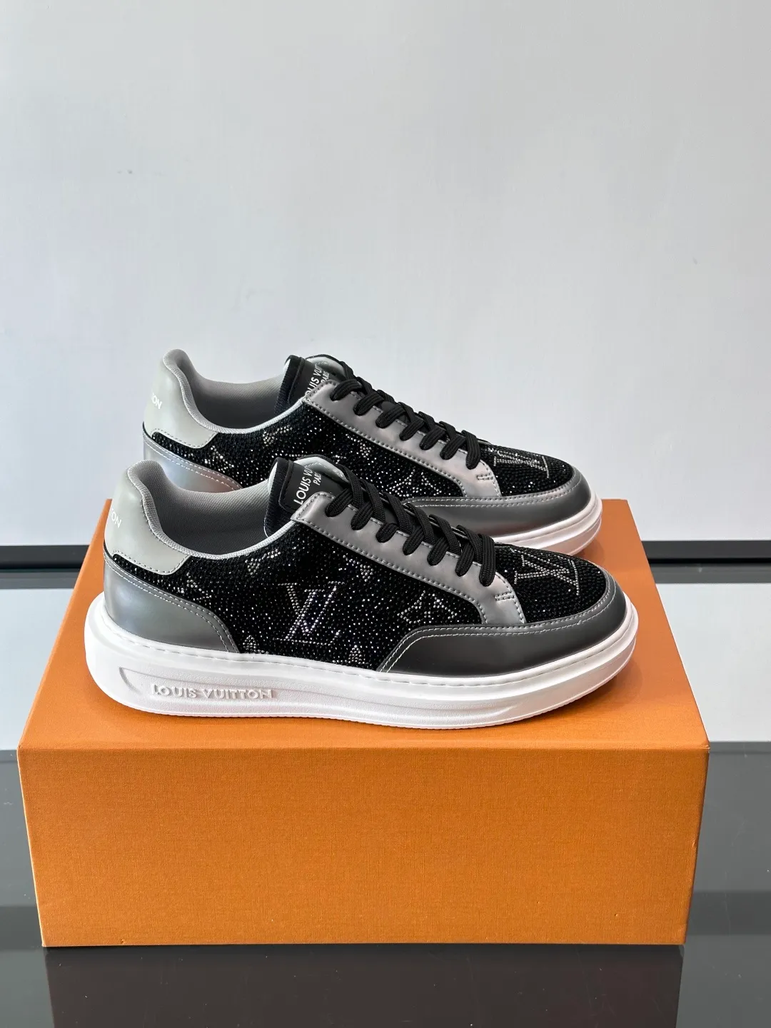 Men's shoes 💰p400 "＊OUIS ＊UITTO＊" 2025 new sports shoes, classic Monogram presbyopia + full diamond upper, full of luxury! The upper is made of high-quality leather and the sole is rubber, which is comfortable and wear-resistant👟. LV logo on the side of the shoe + brand logo on the sole, the details are super exquisite. The low-top design is suitable for daily leisure or light sports. It looks great with jeans and sportswear. The silver cyberpunk style is very popular in the fashion circle and is a must-have for young people! 💫 size：38-44
